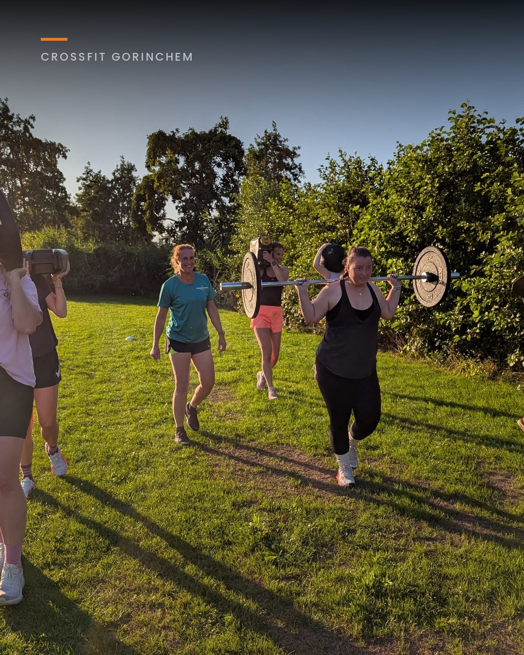 Bootcamp Hoornaar bij Natuurbad De Donk, deelnemers dragen gewichten over het gras