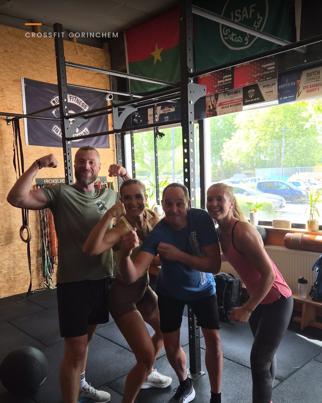 Groep leden bij de rig in de box van CrossFit Gorinchem