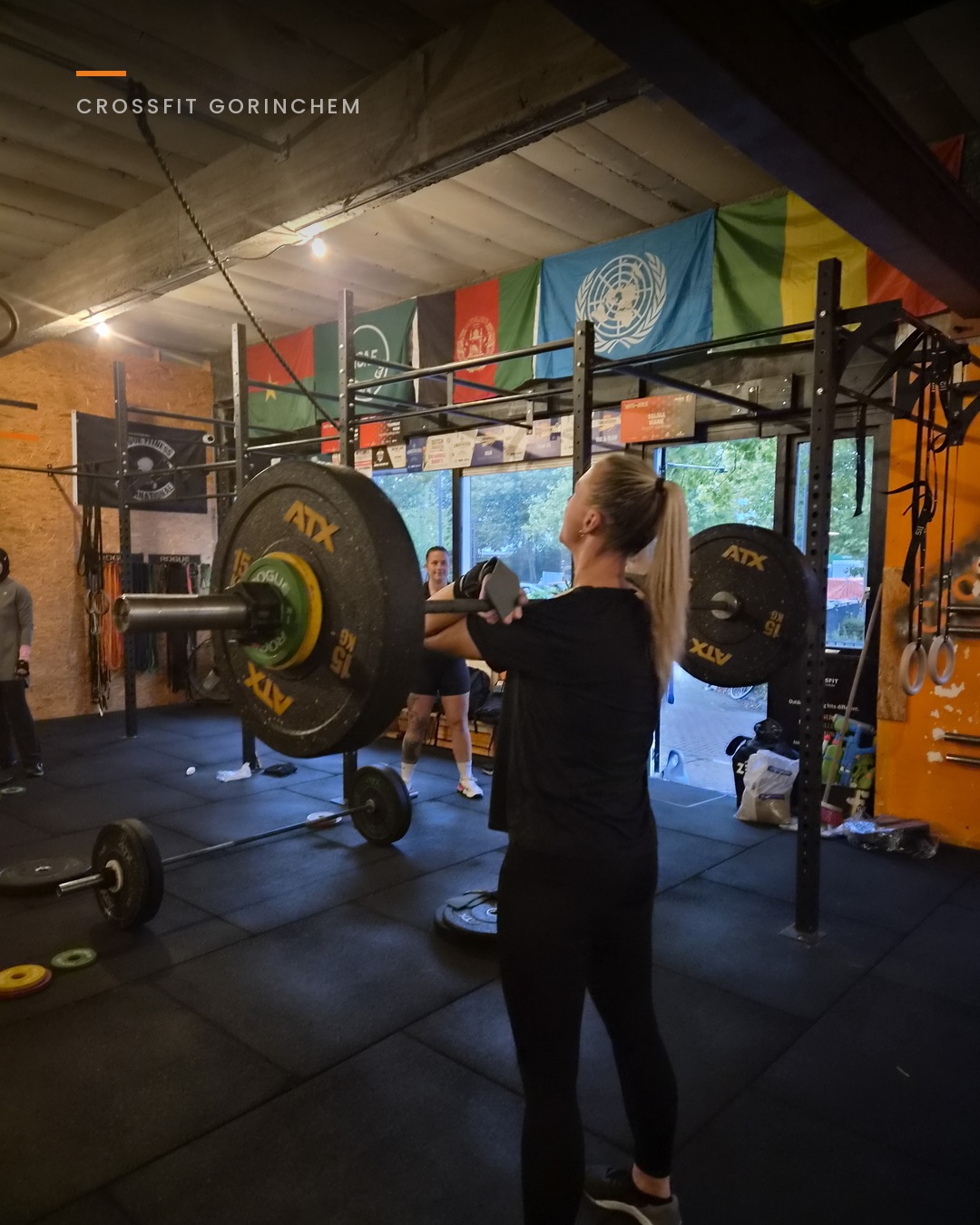 Lid in front rack positie met barbell tijdens een krachtoefening
