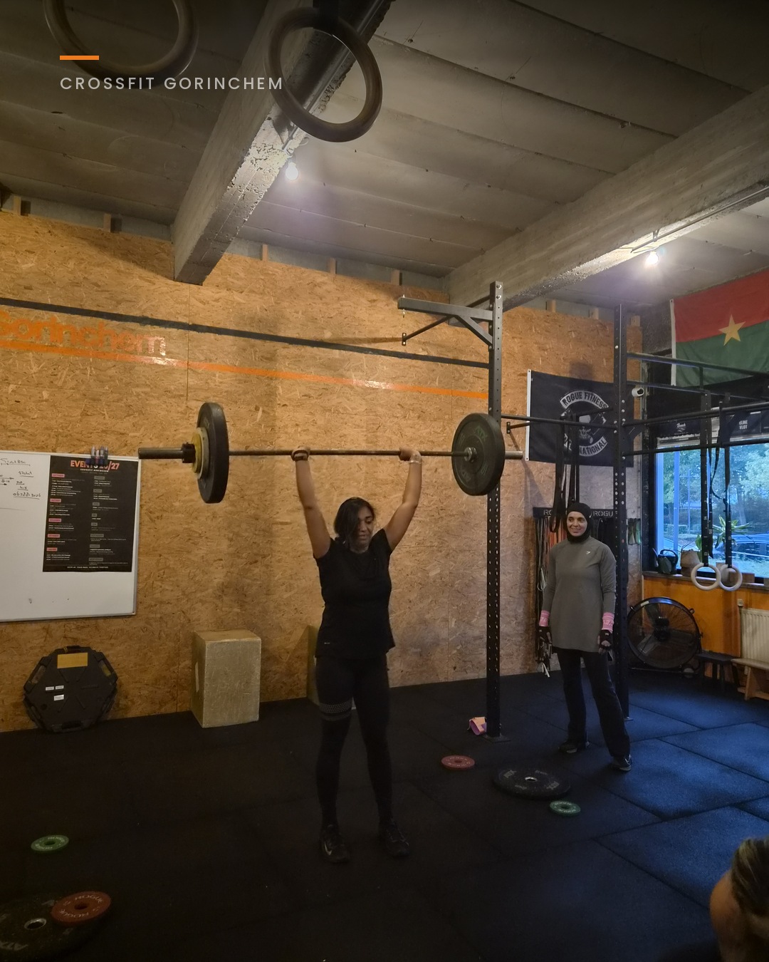 Overhead press met barbell tijdens een CrossFit-les in Gorinchem