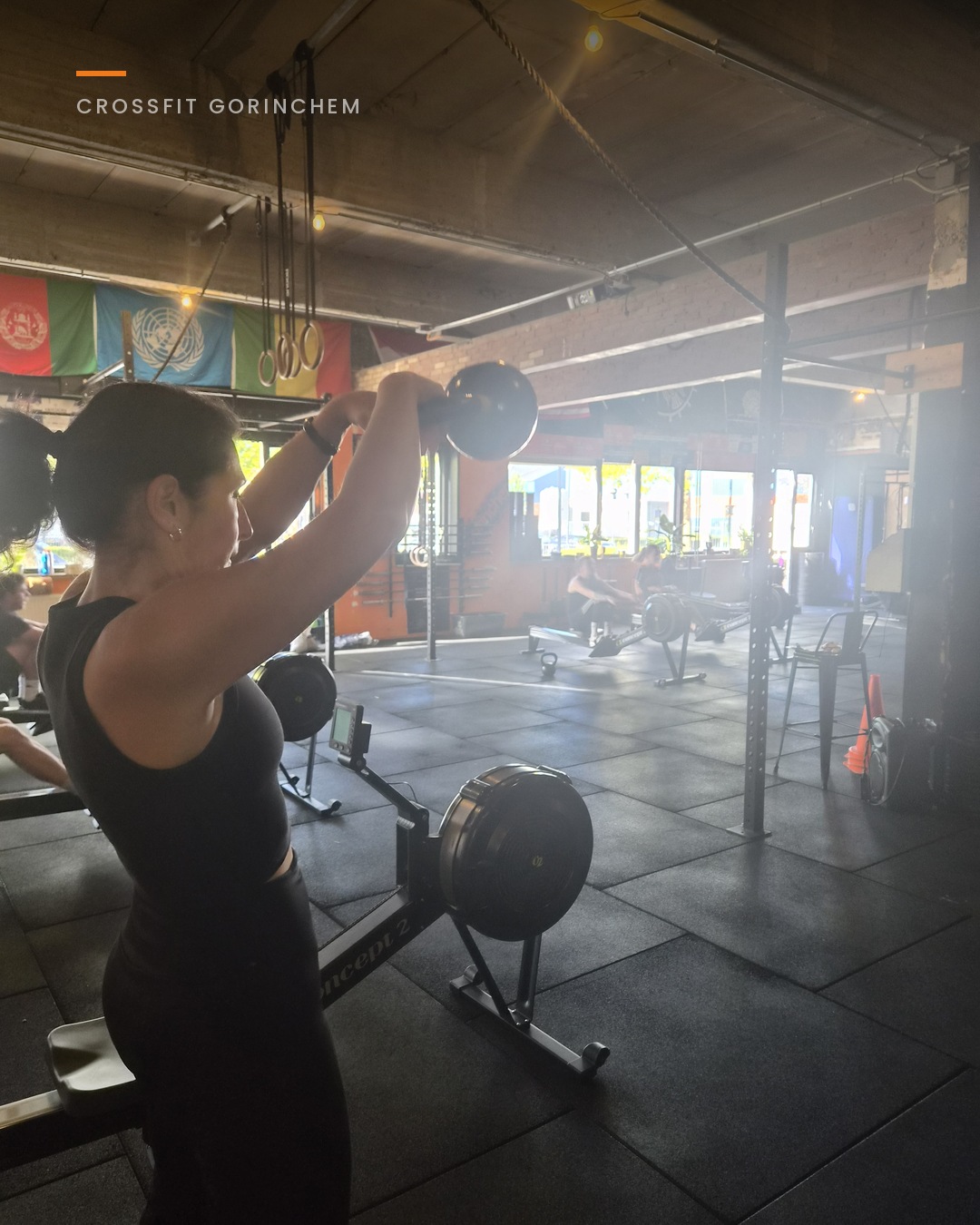 American kettlebell swing, de bel boven het hoofd, van opzij gezien