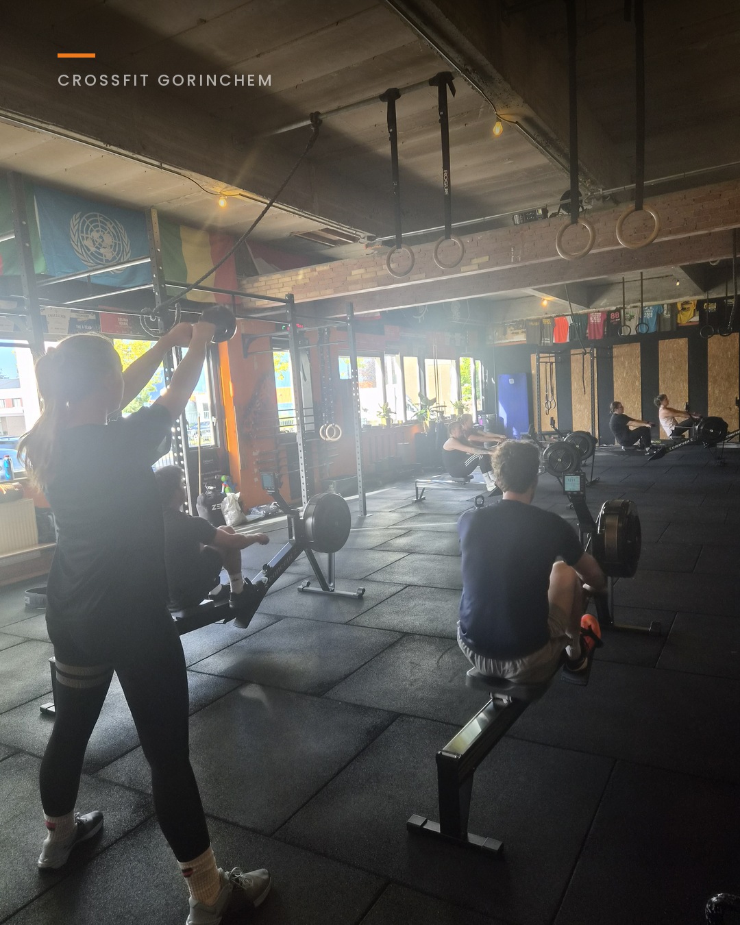 American kettlebell swing in tegenlicht in de box